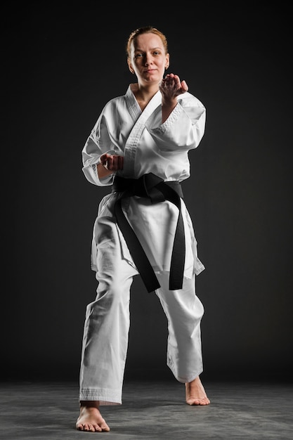Kaukasischer Kämpfer, der Karate-Pose tut