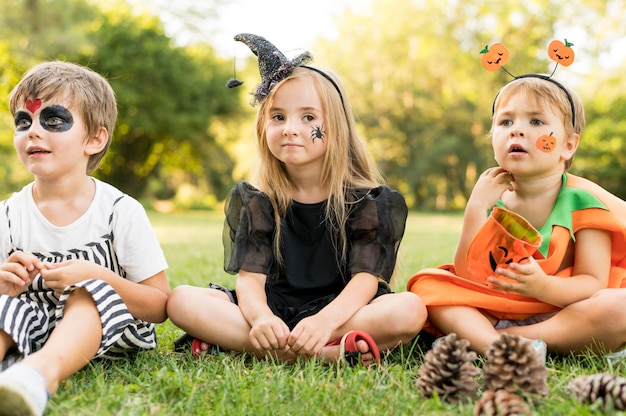 Kostenloses Foto kleine kinder mit kostümen für halloween