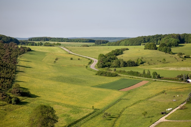 Kostenloses Foto luftaufnahme von ackerland unter freiem himmel in der eifel, deutschland