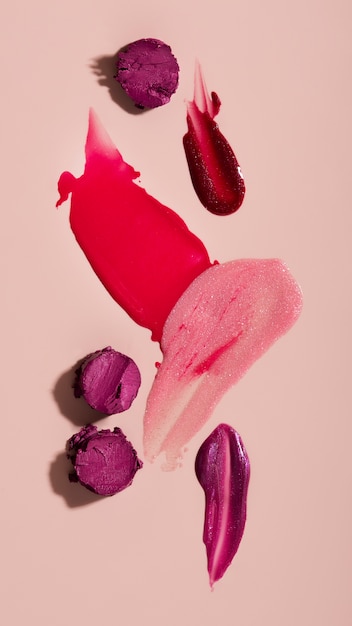 Kostenloses Foto lippenstiftschattierungen auf rosa hintergrund