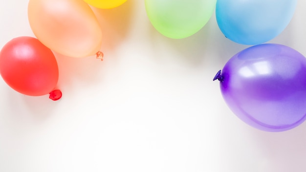 Kostenloses Foto regenbogen aus luftballons