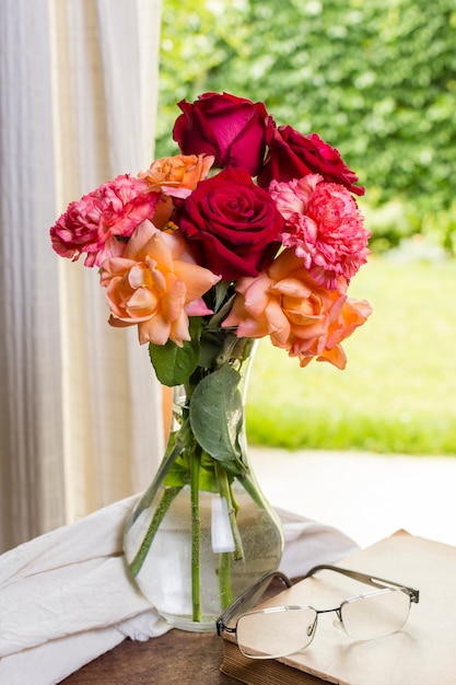 Kostenloses Foto schöne rosen der vorderansicht in einem vase