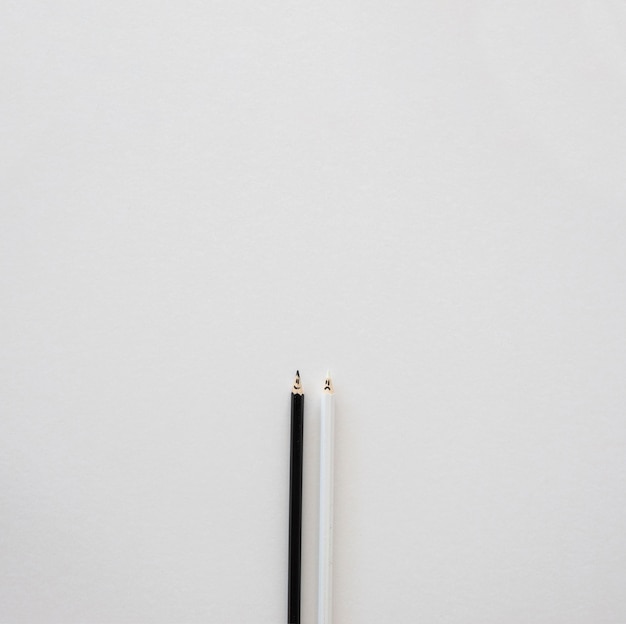 Kostenloses Foto schwarz-weiß-buntstifte für den kopierbereich