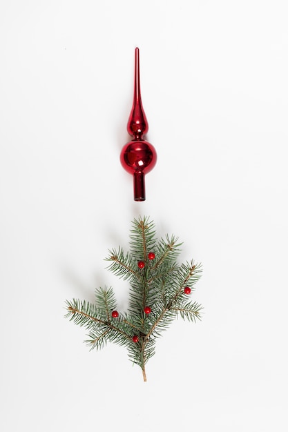 Kostenloses Foto tannenbaumast mit weihnachtsbaumspielzeug