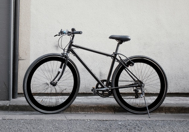 Kostenloses Foto vintage schwarzes kleines fahrrad im freien