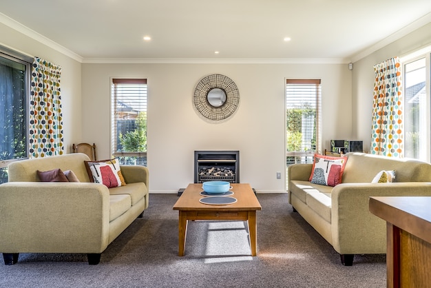 Kostenloses Foto wohnzimmer einer modernen wohnung mit zwei identischen sofas gegenüber