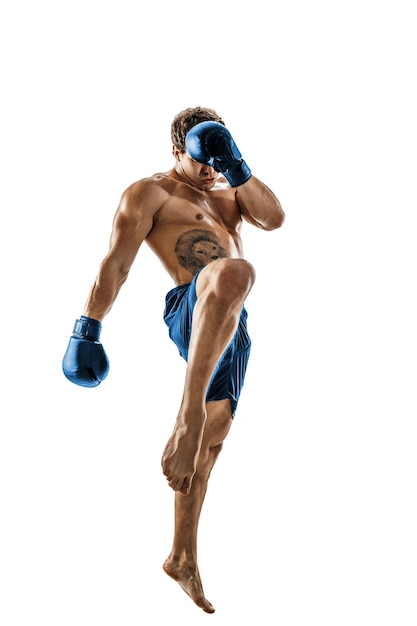 Foto tamanho total do kickboxer profissional em roupas esportivas azuis sobre fundo branco lutador de atleta muscular