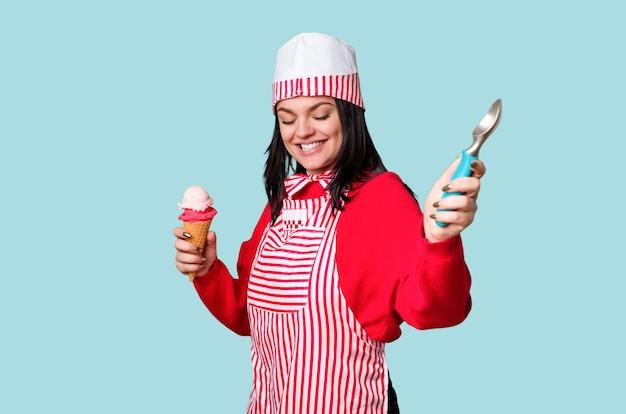 Um jovem vendedor de sorvete em traje vintage segura um cone doce sorrindo alegremente