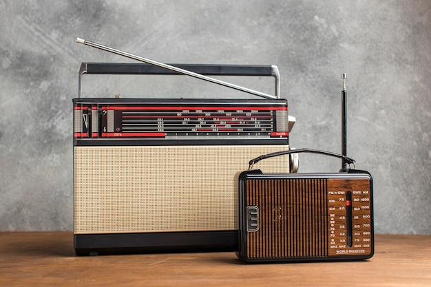 Varias radios vintage en mesa de madera