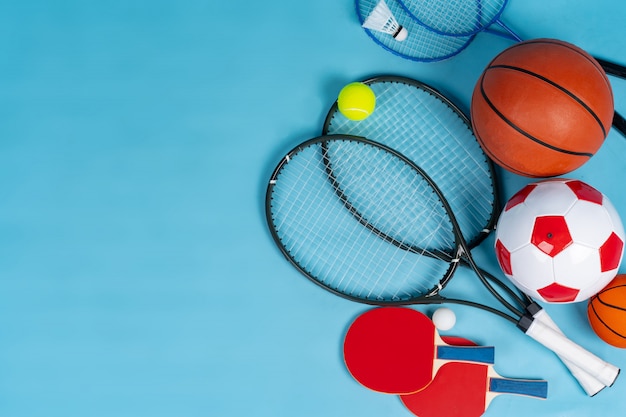 Foto variedad de raquetas y pelotas.