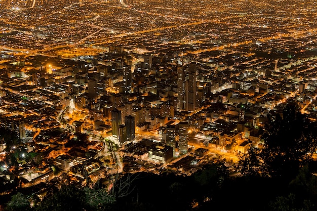 Foto vista aérea da paisagem urbana iluminada à noite