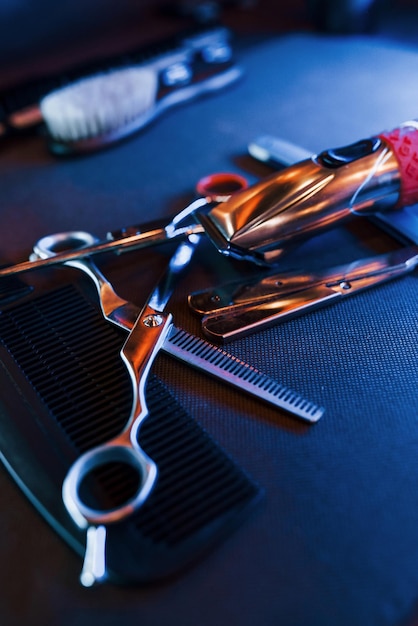 Foto vista de cerca de las herramientas antiguas de la barbería que se encuentran sobre la mesa