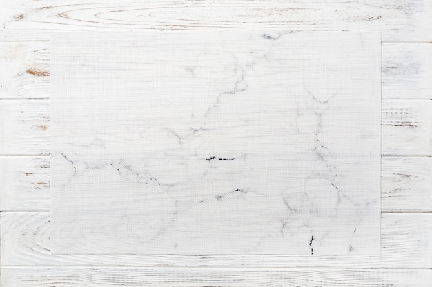 Foto vista superior de la alfombra blanca textil para cenar en madera