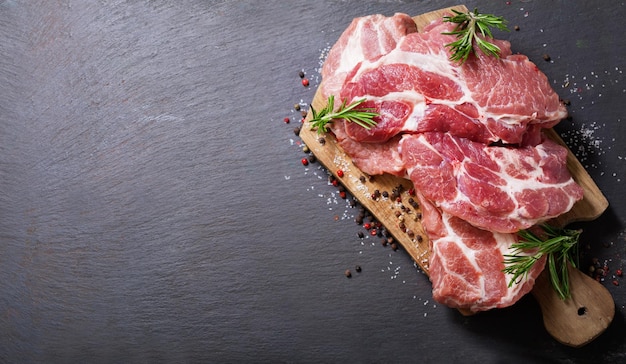 Vista superior de carne de cerdo fresca con romero y especias