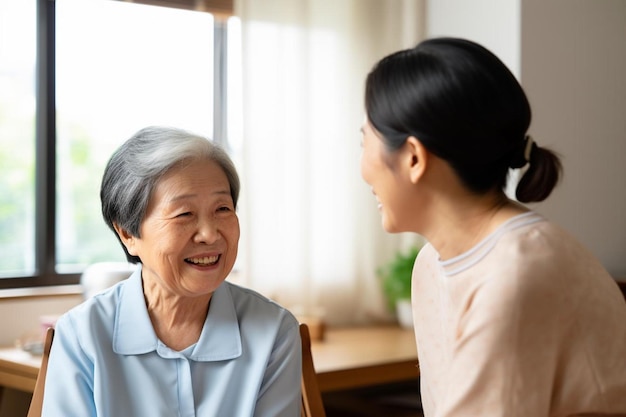 Foto Ältere asiatische frau und ihr betreuer schauen in die kamera und lächeln