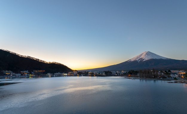 Amanecer escénico de Fujisan en la mañana, Japón