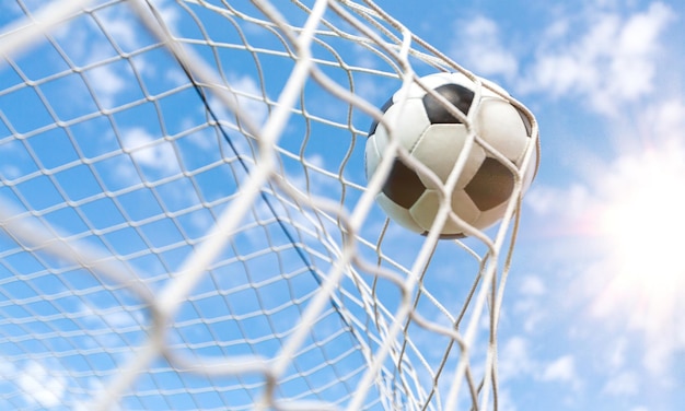 Balón de fútbol en un concepto de deporte y actividad neta