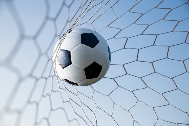 Balón de fútbol en el concepto de objetivo, deporte y éxito empresarial.