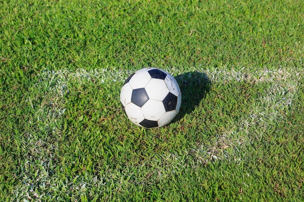 Balón de fútbol antiguo en el campo de fútbol