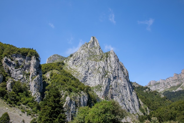 Foto bergspitze in den französischen pyrenäen in der nähe von lescun