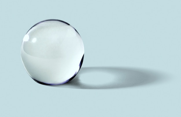 Foto bola de cristal u orbe para adivinar, adivinar y predecir el futuro con una sombra en azul