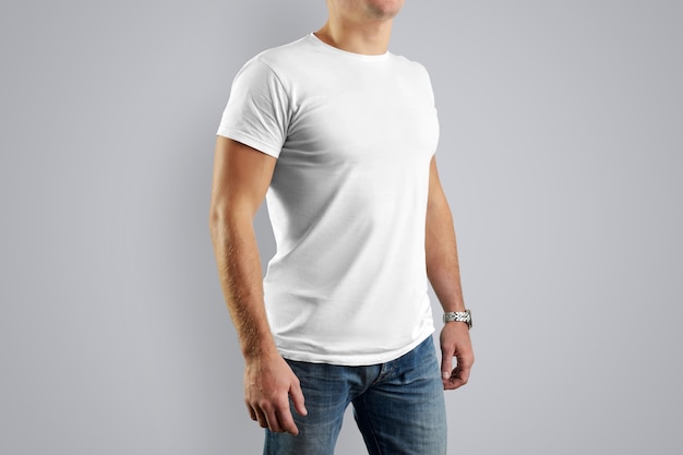 camisa blanca en un chico para un diseño de ejemplo. Hombre aislado en la pared blanca.