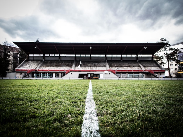 Foto campo cubierto de hierba en el estadio contra un cielo nublado