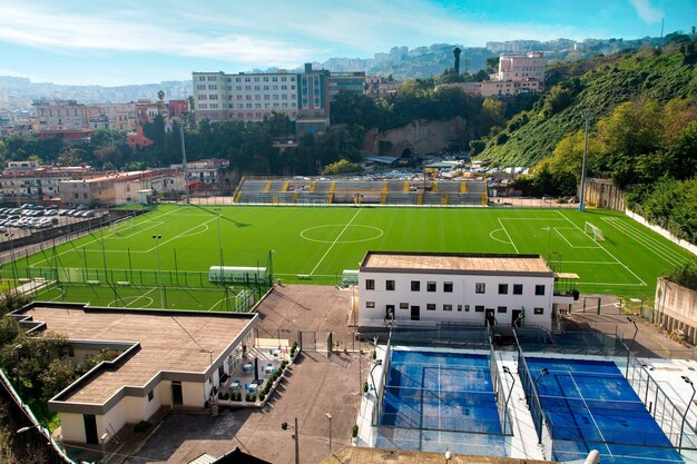 Foto campo de fútbol en la ciudad del sur de italia. campo de fútbol en nápoles