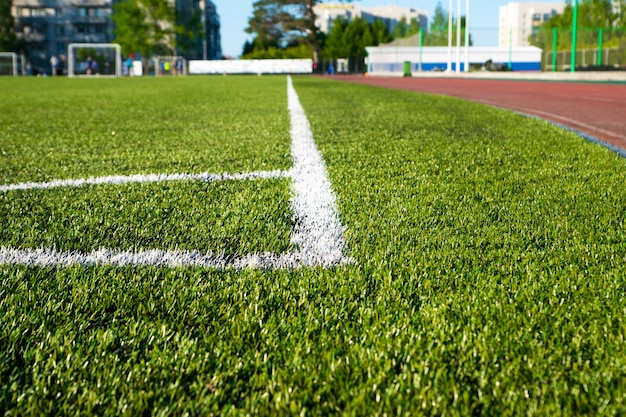 Foto campo de fútbol de esquina sobre césped artificial verde