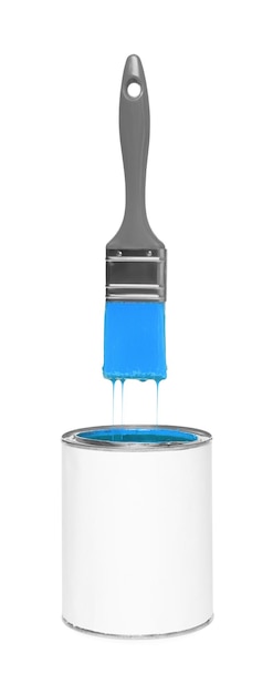 Foto cepille con pintura azul claro en el aire sobre la lata sobre fondo blanco.