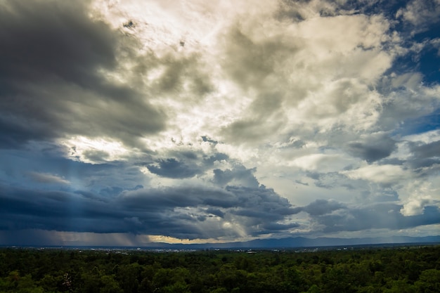 Foto céu de tempestade com trovões nuvens de chuva