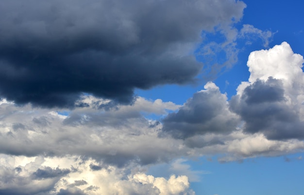 Foto céu dramático com nuvens escuras de chuva no fundo do céu azul