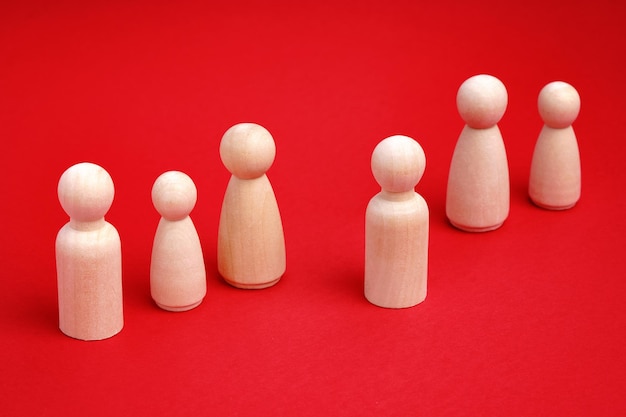 Foto concepto de líder o jefe en un equipo de madera gente en rojo