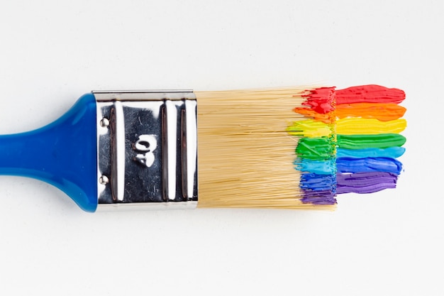 Colocación plana de pincel con colores del arco iris