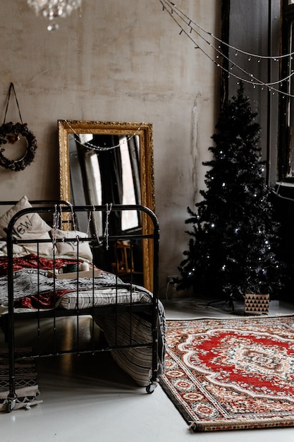 Das Schlafzimmer ist weihnachtlich dekoriert Gemütliches dunkles Vintage-Interieur kariertes antikes Bett