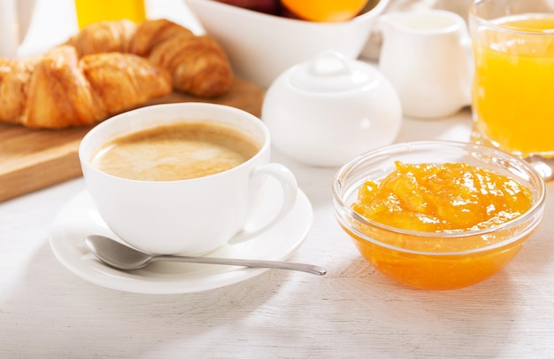 Desayuno con taza de café y croissants.