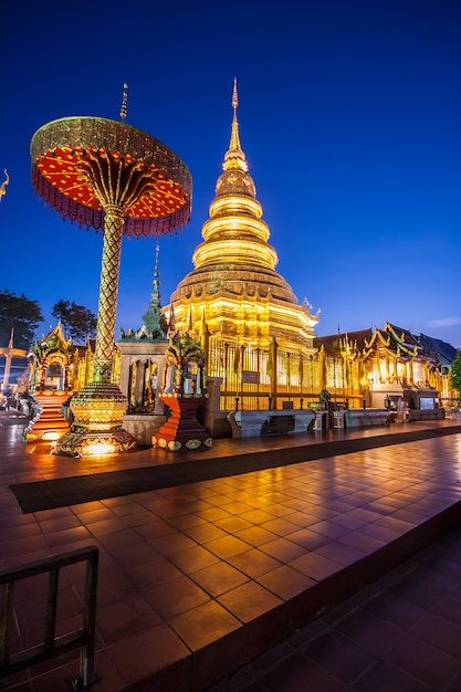 Foto die goldene pagode, wat prathat haripunchai