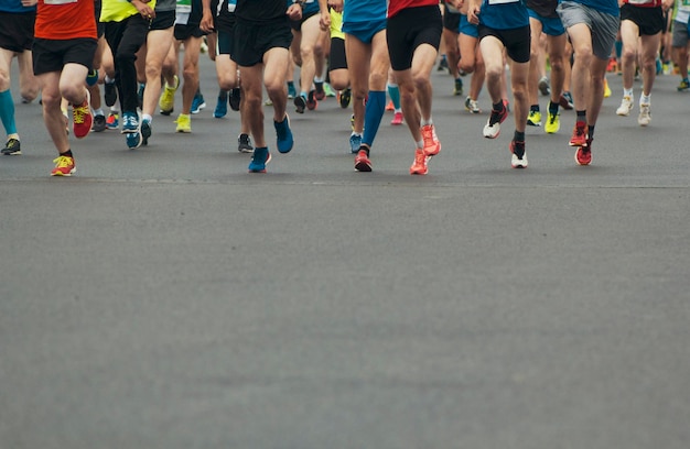 Foto ejecución de competiciones ciudad maratón una multitud de personas corriendo por las calles de la ciudad