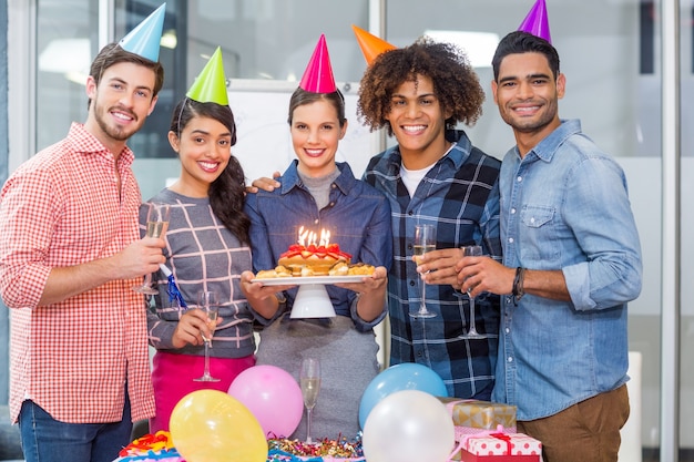 Foto ejecutivos felices celebrando el cumpleaños de sus colegas