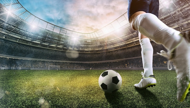 Foto escena de fútbol en el estadio con cerca de un zapato de fútbol pateando la pelota