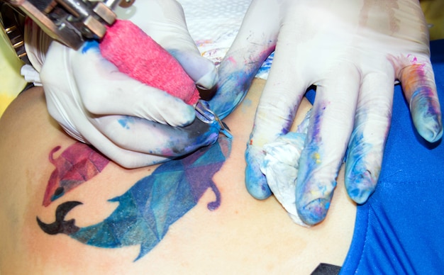 Foto fabricante de tatuajes trabajando en color