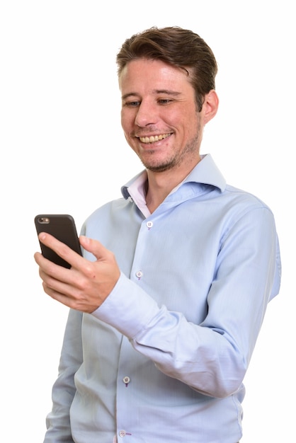 Foto feliz empresario caucásico sonriendo y sosteniendo el teléfono móvil