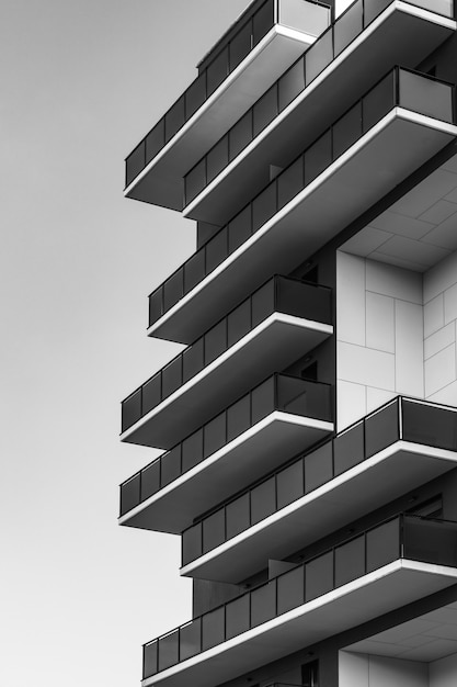 Foto filas de balcones en la esquina de un edificio urbano