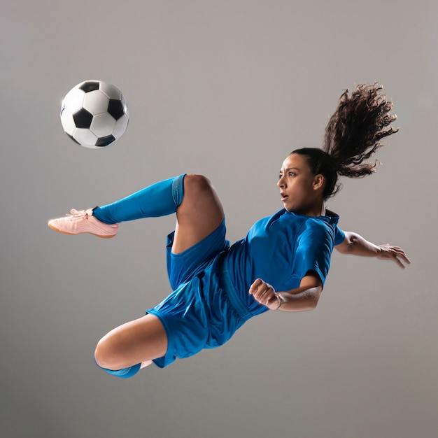 Fit Fußball in Sportbekleidung, Tricks zu tun