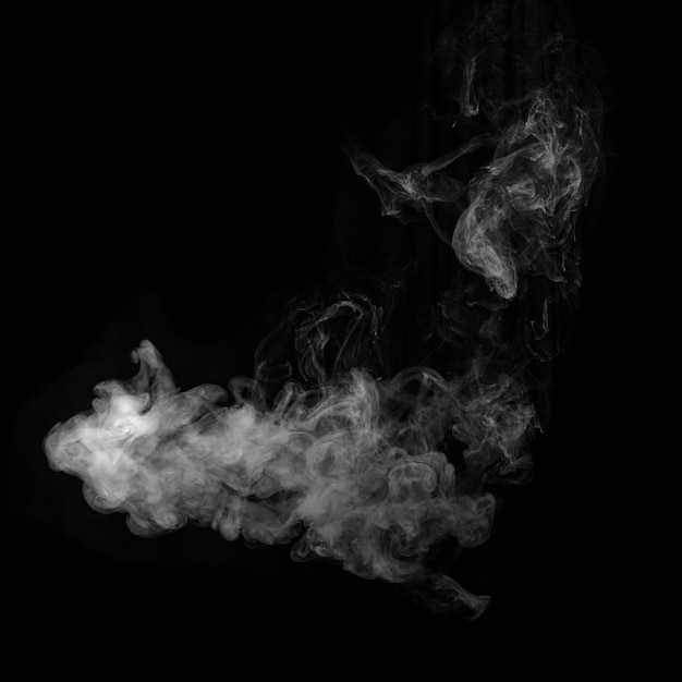 Foto de humo blanco aislado en un fondo negro