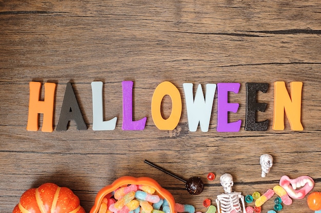 Fröhlicher Halloween-Tag mit Geisterbonbons, Kürbis, Schüssel und Dekoration. Trick or Threat, Hallo Oktober, Herbstherbst, Fest-, Party- und Urlaubskonzept