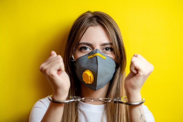 Frau in Handschellen, die Atemschutzmaske tragen