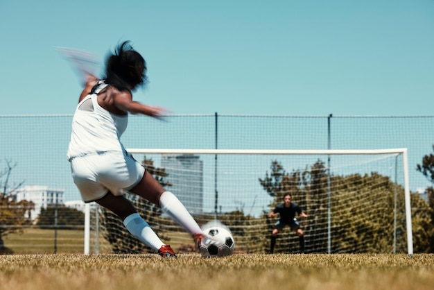 Frauen-Score und Netz für das Tor im Fußballtraining und Sport auf dem Feld für Fitness, Gesundheit und Bewegung Mädchenfußball und Kickziel und Training auf Gras für Sport bei Sommersonne und Spiel