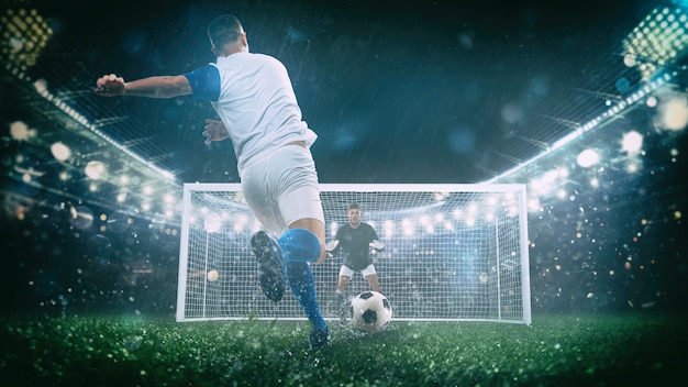 Fußball-Szene bei Nacht Match mit Spieler in einer weißen und blauen Uniform, die den Elfmeter tritt