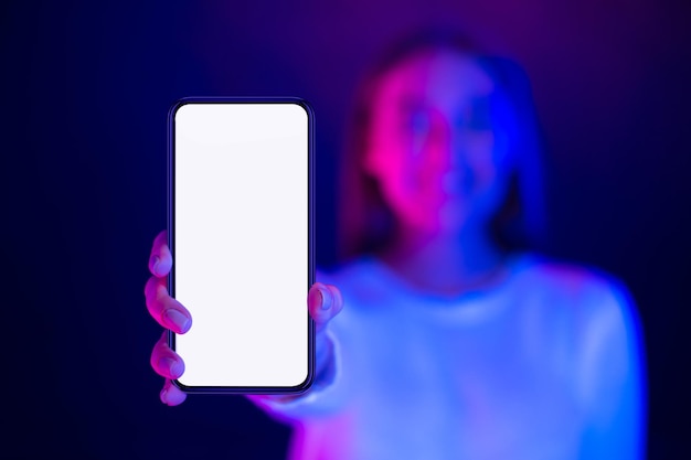Genial aplicación Chica mostrando teléfono con pantalla en blanco